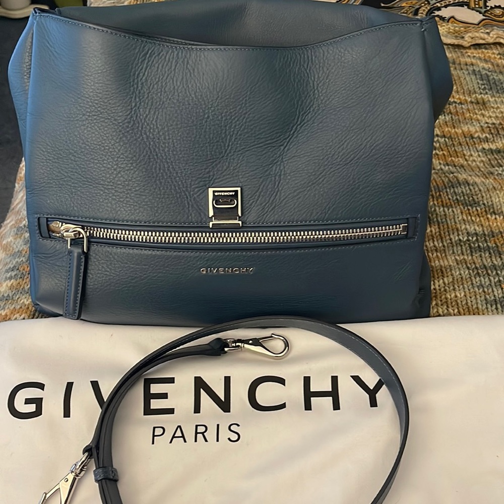 Givenchy Pandora Pure Shoulder Bag in Excellent condition